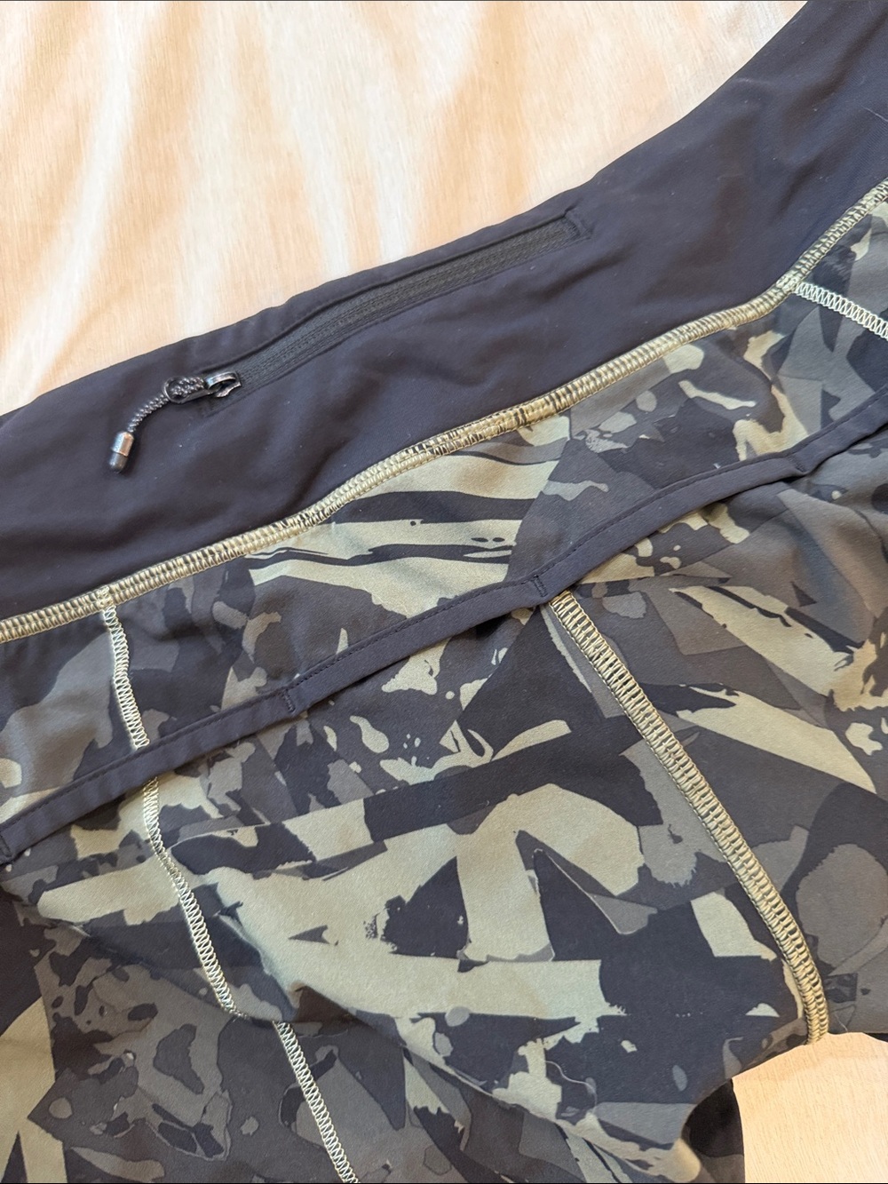 Lululemon Speed Short 2.5” Camo Green Black Size 6 - Picture 3 of 5